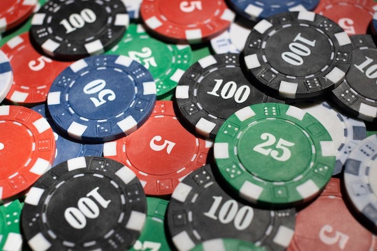 Pengguna membaca aturan bonus melalui ponsel